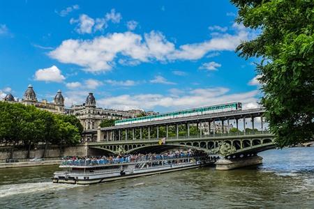 Pont de Bir-Hakeim in Parijs bezoeken? Een van de spectaculairste bruggen over de Seine