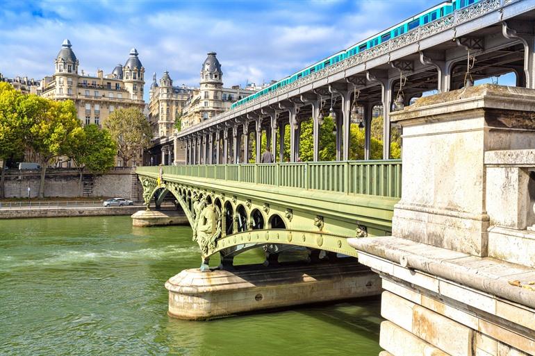 Pont de Bir-Hakeim in Parijs