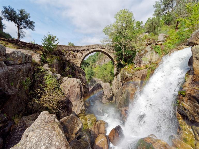 Ponte da Misarela in het Nationaal park Peneda-Gerês, Portugal