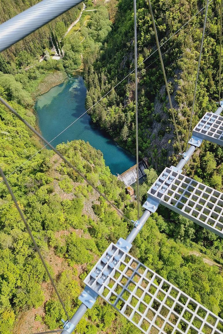 Ponte Tibetano di Sellano oversteken