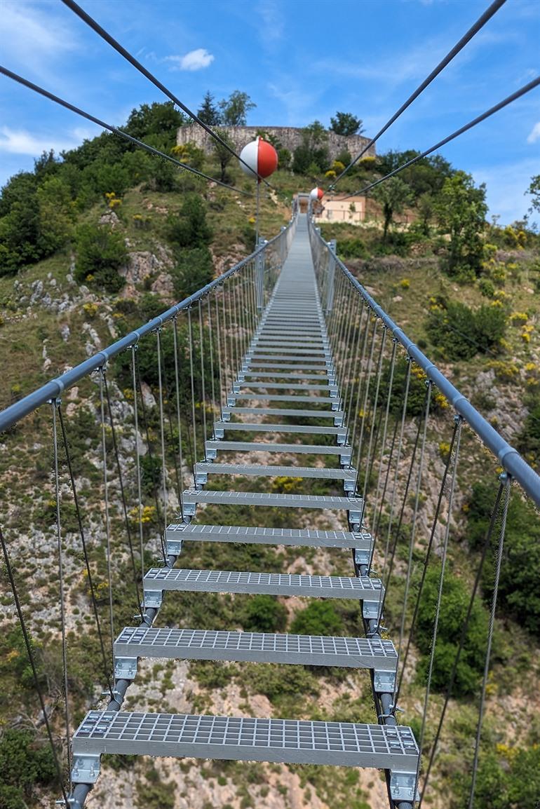 Ponte Tibetano di Sellano oversteken
