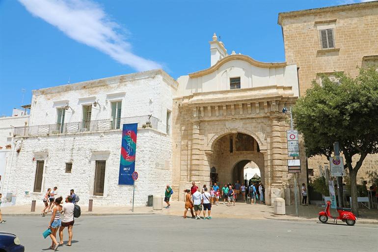 Porta Grande (Arco Marchesale) in Polignano a Mare