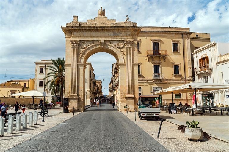 Porta Reale, de stadspoort van Noto