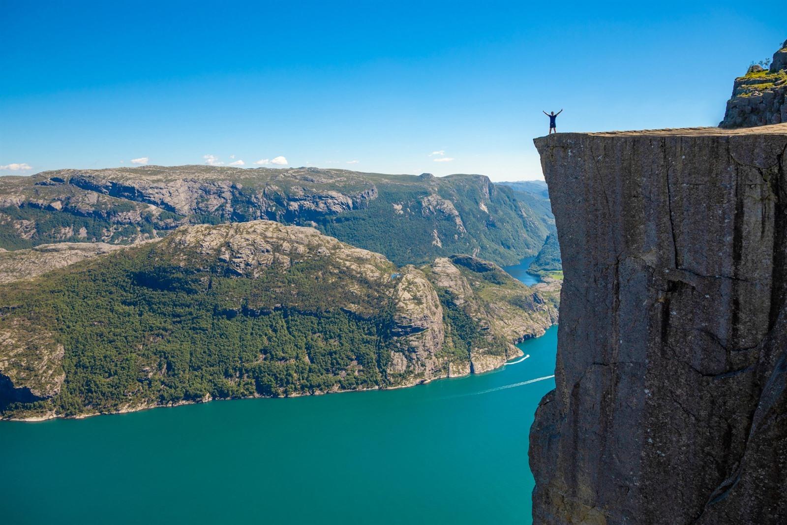 Preikestolen : Preikestolen (604 m) , Plan your holiday in norway with free guides and videos.