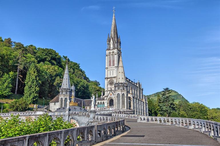 Processie bij Marie Grotto in de kathedraal van Onze-Lieve-Vrouw van de Rozenkrans in Lourdes