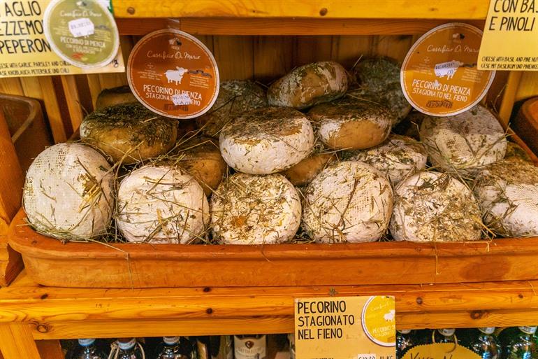 Proef de lokale Pecorino di Pienza