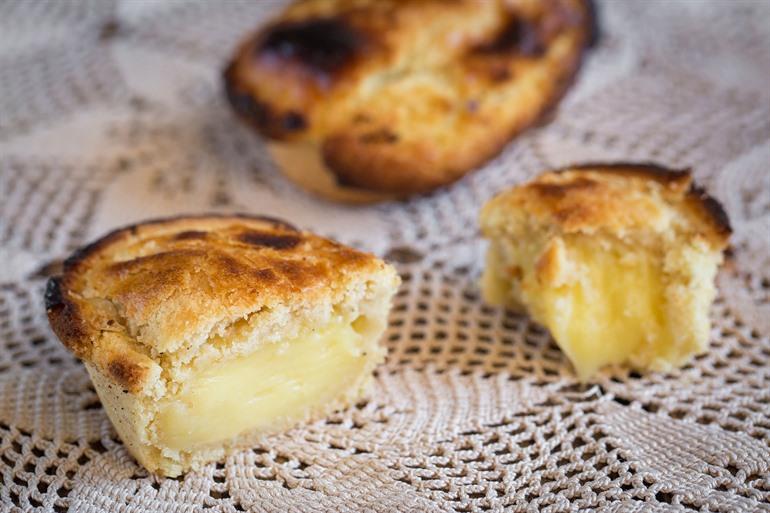 Proef de pasticciotto, een gebakje gevuld met pudding