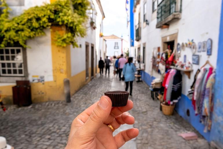Proef de Portugese kersenlikeur Ginja de Obidos
