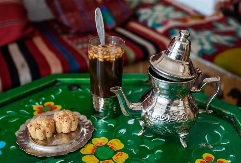 Proef de Tunesische muntthee met pijnboompitten