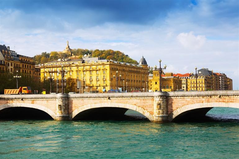 Puente de Santa Catalina in San Sebastian, Spanje 