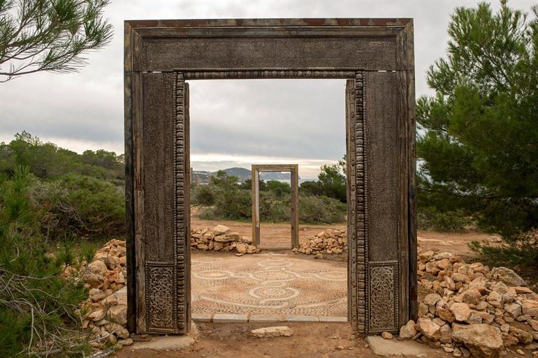 Puertas Can Soleil nabij Stonehenge van Ibiza