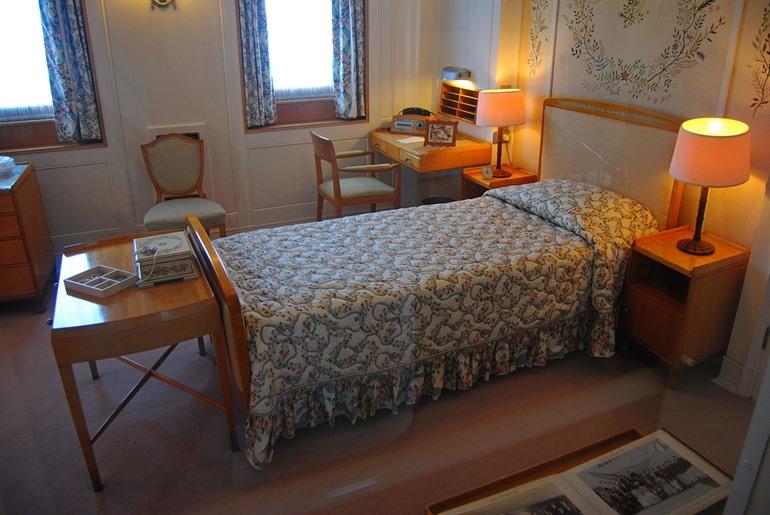 Queen’s Bedroom in de Royal Yacht Britannia, Leith, Edinburgh