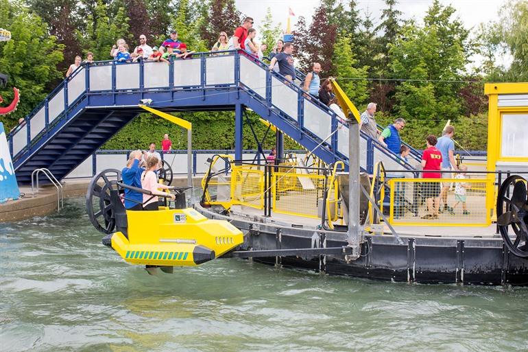 Race over het water in de Aquazone Waver Races in Lego X-treme
