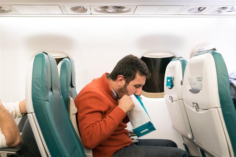Reisziek in het vliegtuig ... niet zo aangenaam voor je buur