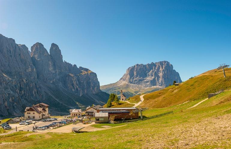 Rifugio Frara en de Cappella di San Maurizio met uitzicht op de Cir, Dolomieten