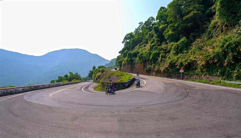 Rijden op de Hai Van Pass met scooter
