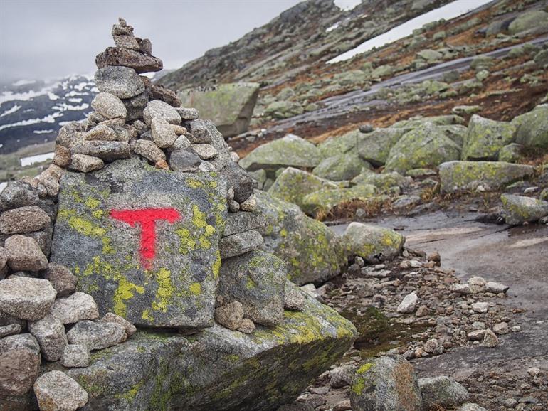 Rode T markeertekens van de Trolltunga hike
