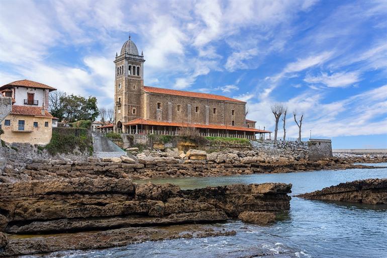 Romaanse kerk in Luanco aan de Costa Verde, Noord-Spanje