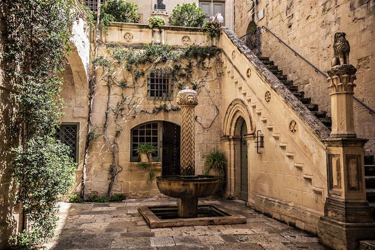 Romantische binnenplaats van Palazzo Falson, Mdina in Malta