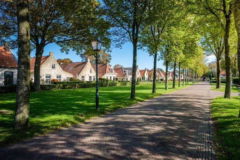 Romantische hoofdstraat van het dorpje op Schiermonnikoog