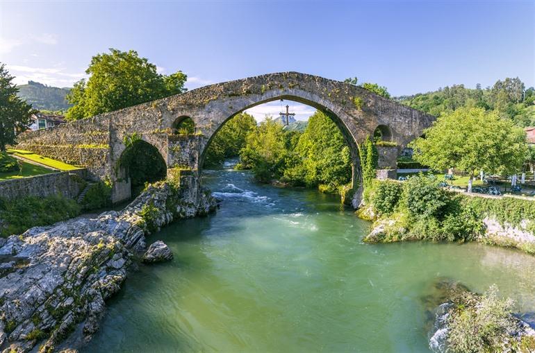 Romeinse brug in Cangas de Onís, Los Picos de Europa, Noord-Spanje
