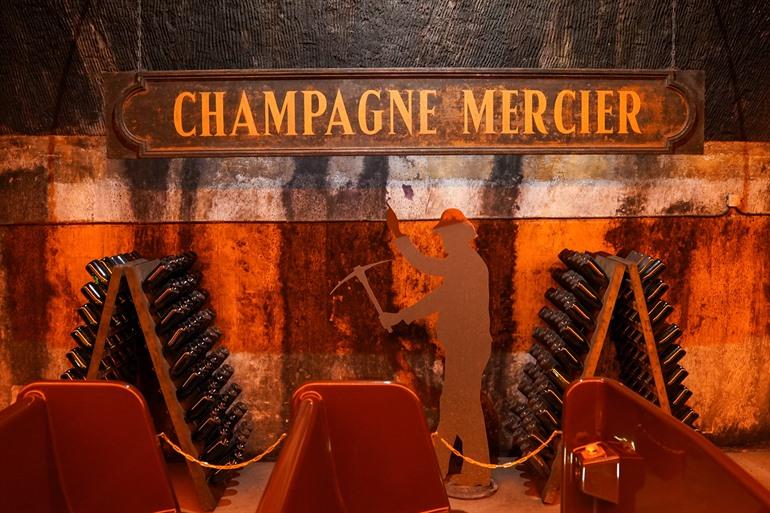 Rondleiding met toeristentreintje door de champagnekelder van Mercier