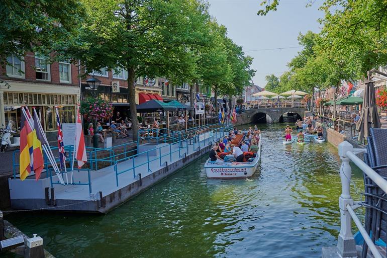 Rondvaart op de grachten in Alkmaar, Nederland