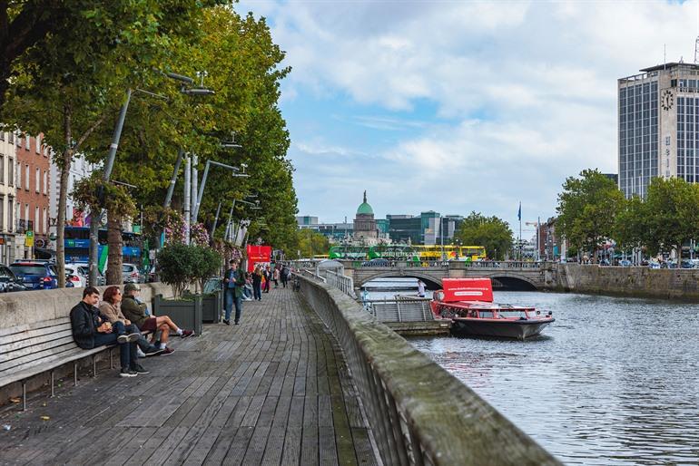 Rondvaart over de Liffey Rivier in Dublin