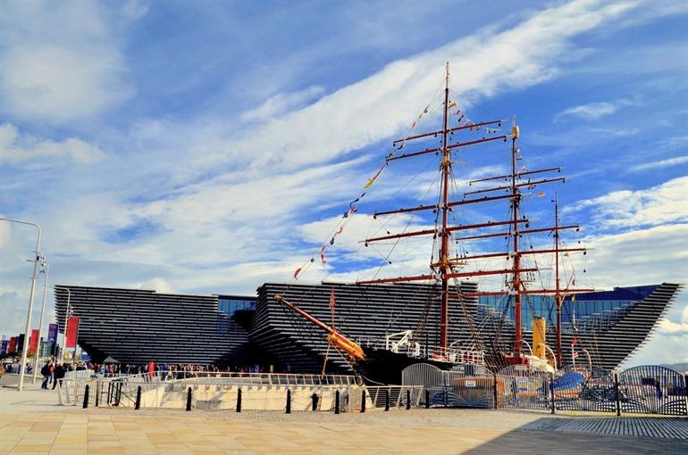 RRS Discovery met het V&A Museum of Design op de achtergrond