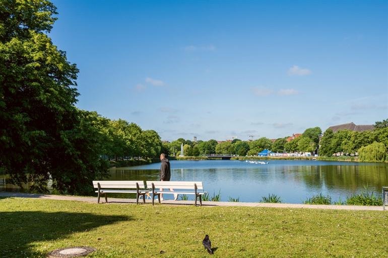 Rusten aan het meer in Ratsdienergarten