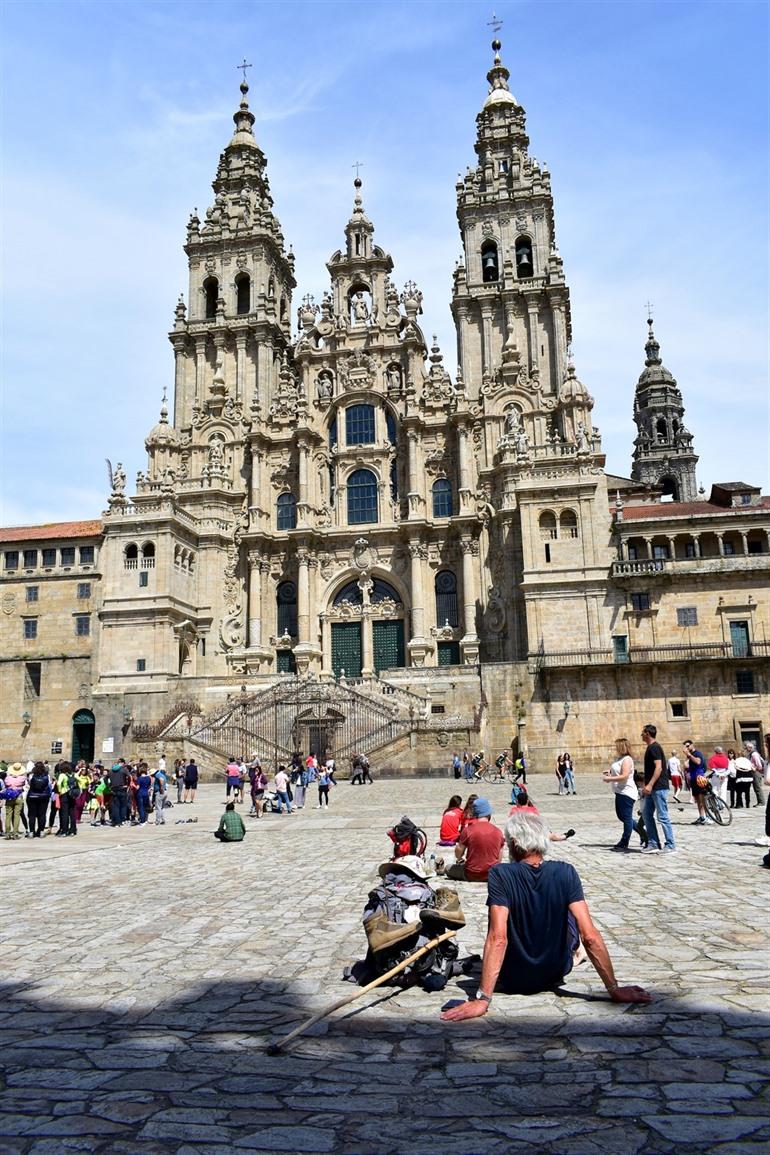 Rustende pelgrims op de Plaza del Obradoiro, Santiago de Compostela, Spanje 