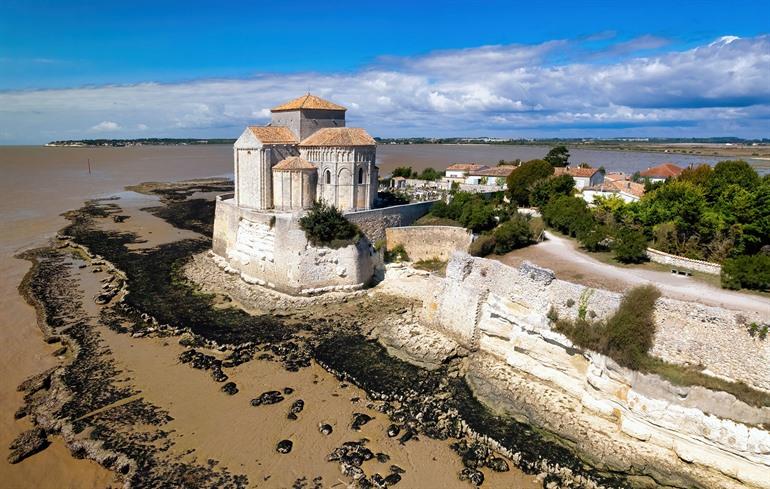 Sainte Radegonde kerk in Talmont-sur-Gironde, Charente-Maritieme