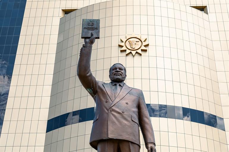 Sam Nujoma standbeeld voor het Independence Memorial Museum, Windhoek