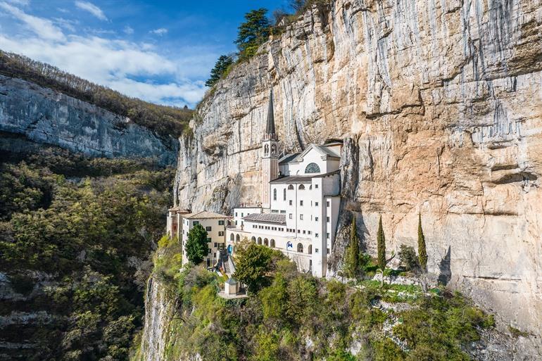 Santuario Madonna della Corona, Italië