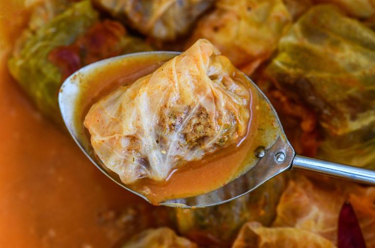 Sarma, op basis van kool, varkensgehakt, rijst, zuurkool en tomatensaus