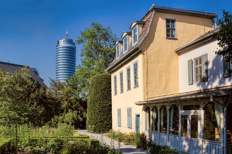 Schillers Gartenhaus met de Jen Tower op de achtergrond
