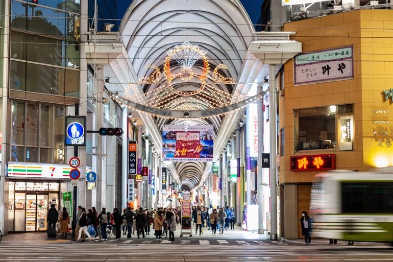 Shoppen tot laat in de avond in Hondori