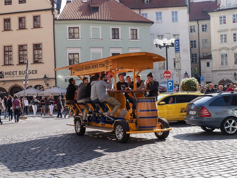 Sightseeingtour door Praag op een bierfiets boeken