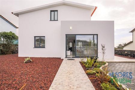 Silver Gate Home in Cinco Ribeiras