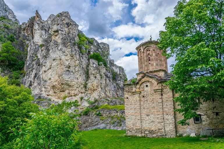 Sint-Nikolaasklooster in Matka Canyon in Noord-Macedonië