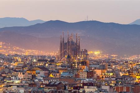 Skyline zicht van Barcelona met de Sagrada Familia