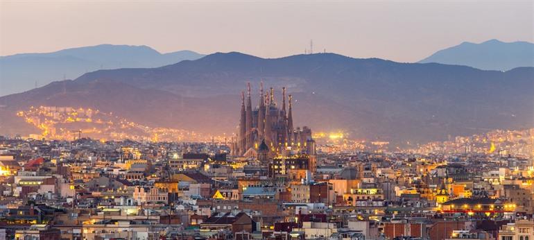 Skyline zicht van Barcelona met de Sagrada Familia