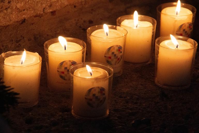 Slachtoffers herdenken met een kaarsje