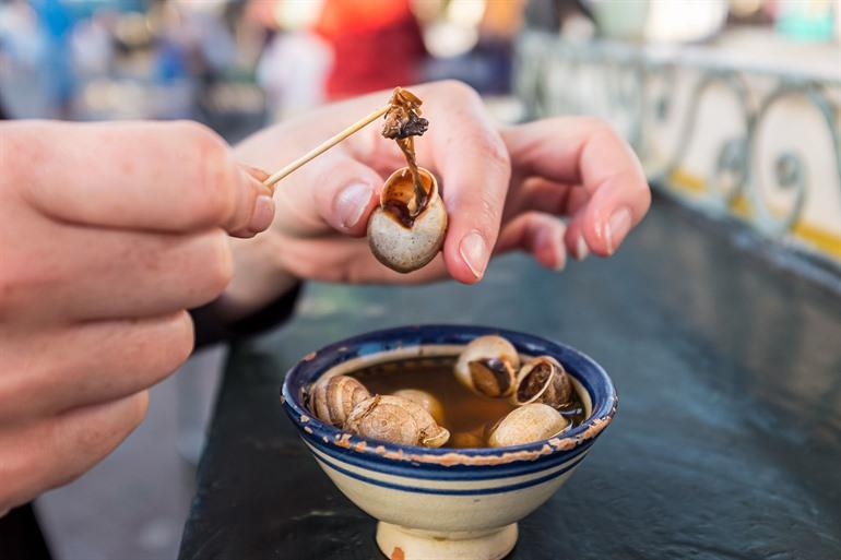 Slakkensoep; populaire streetfood gerecht in Marokko