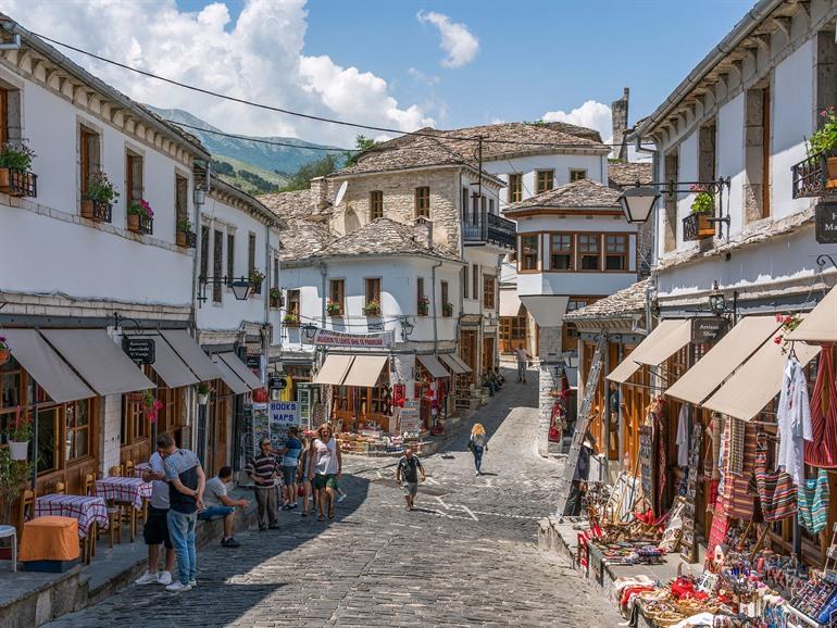 Slenter door de gezellige straatjes van Gjirokaster, Albanië