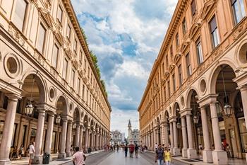 Slenteren over de Via Roma in Turijn, Italië