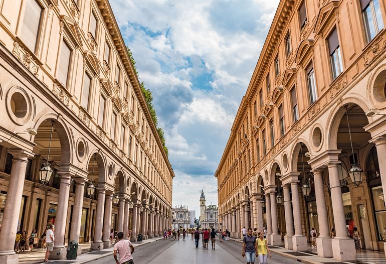 Slenteren over de Via Roma in Turijn, Italië