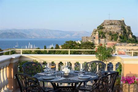 Sluit je dag af met een romantisch diner op het dak van Arcadion Hotel