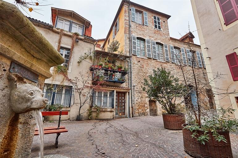Smalle middeleeuwse straatjes in het historische centrum van Cahors, Occitanië
