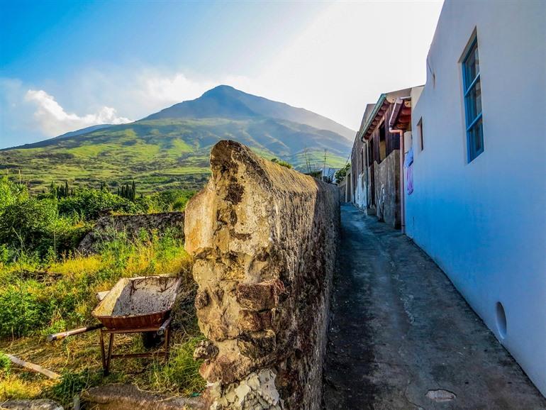 Smalle straatjes op het eiland Stromboli, Sicilië 